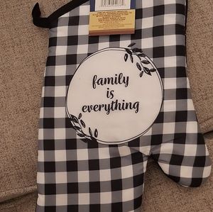 FAMILY IS EVERYTHING 100%HEAT RESISTANT GLOVES.AND POT HOLDERS QUILTED...